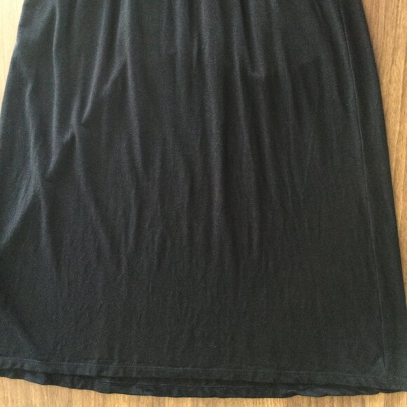 Maternity Wardrobe Bundle – 2 Dresses + 1 Short-Sleeve Sweater - Picture 6 of 13